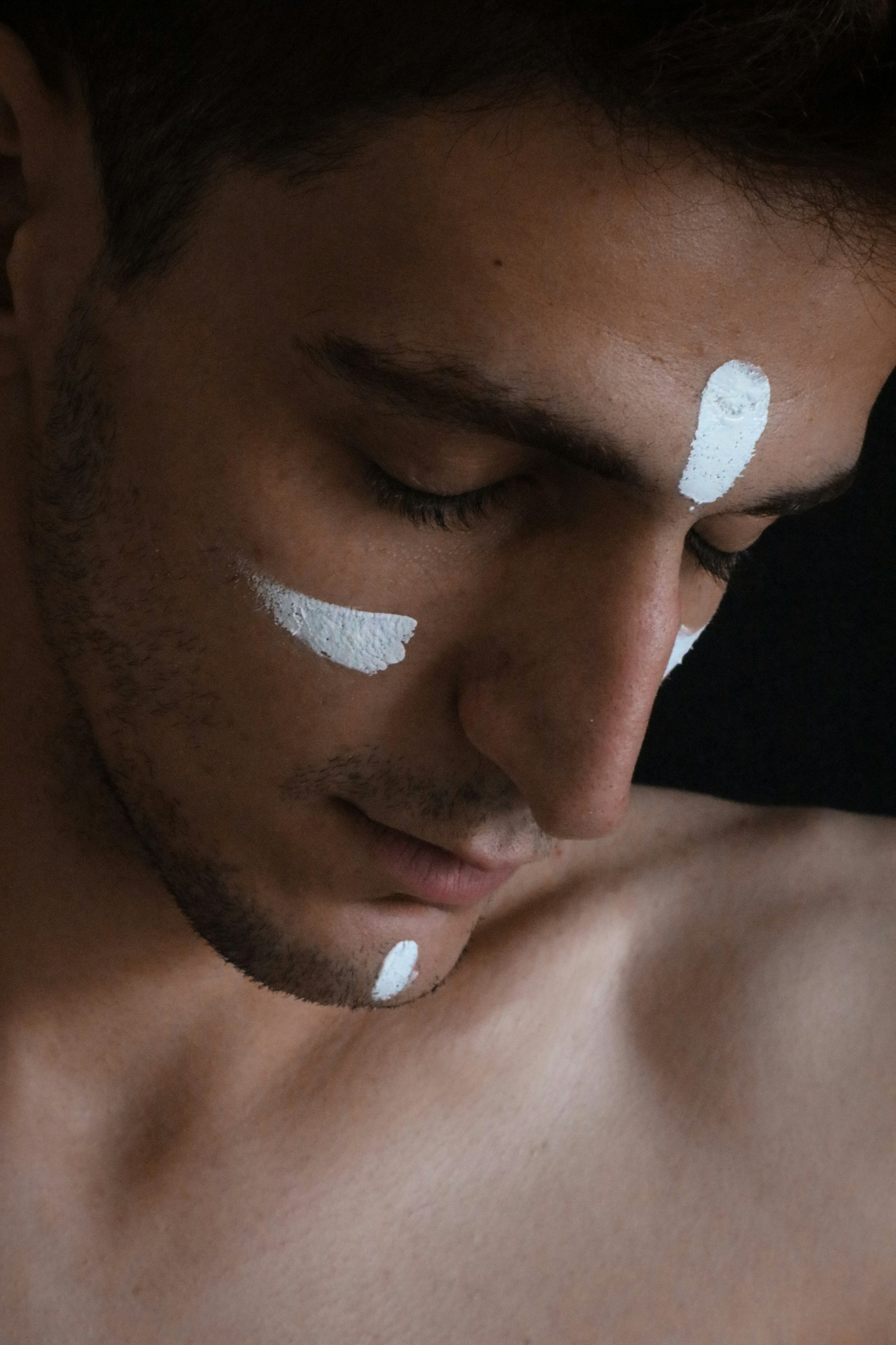 Homme appliquant un soin visage