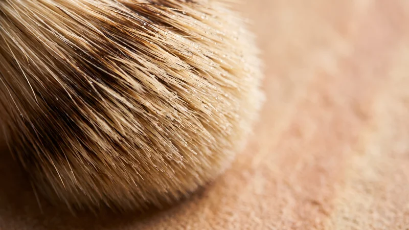 Gros plan sur les fibres d'un blaireau de rasage humide