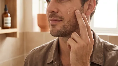 Niacinamide : à quoi ça sert vraiment, quelle dose, comment l'utiliser (le guide sans bullshit)