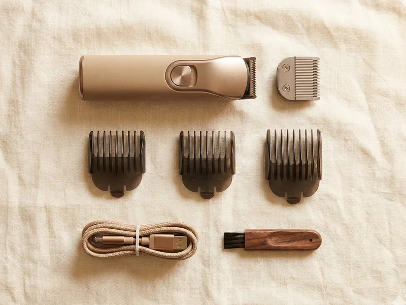 Tondeuse barbe démontée avec ses accessoires : sabots, lame, câble et brosse